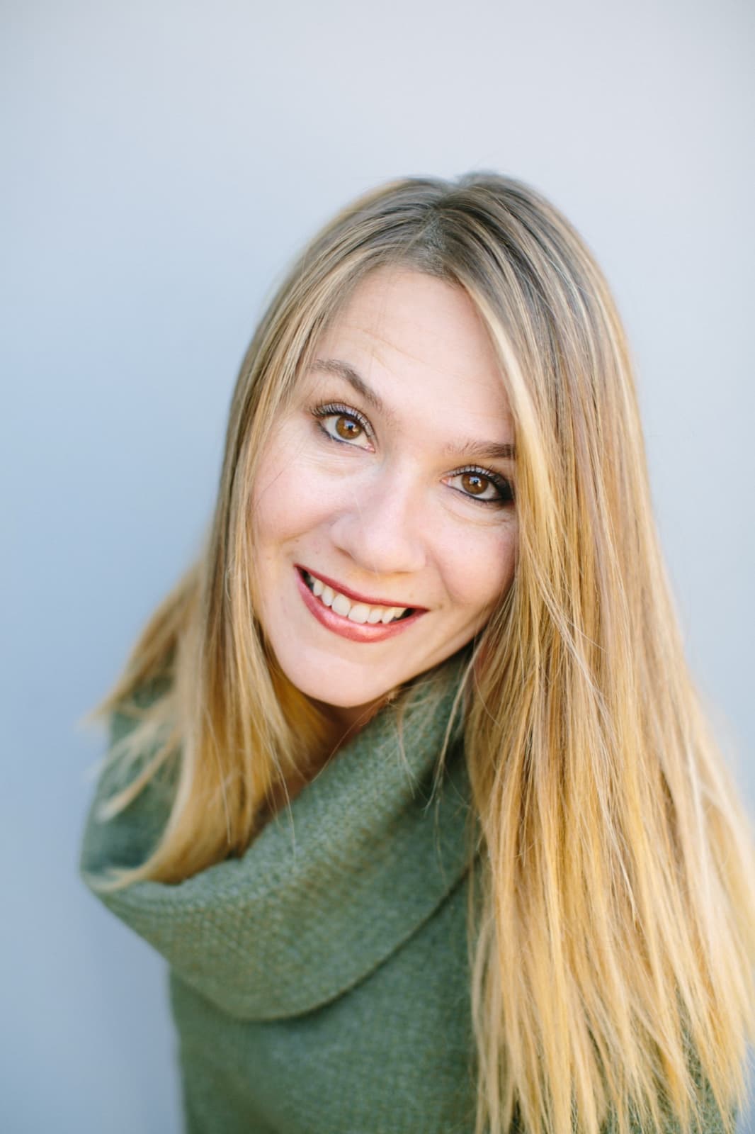 Portrait of Rachel Patten, LCSW, licensed clinical therapist and 9D Breathwork facilitator